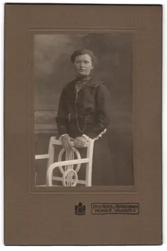 Fotografie Otto Hertel, Freiberg i. S., Erbischestr. 11, Frau mit Stuhl