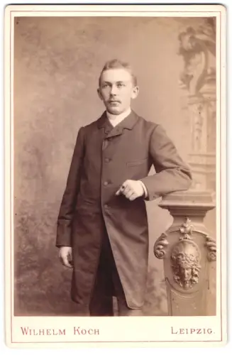 Fotografie Wilhelm Koch, Leipzig, Zeitzerstr. 41, Elegantes Porträt eines Mannes