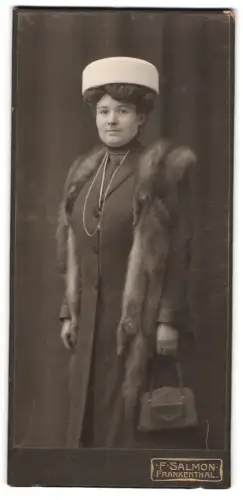 Fotografie F. Salmon, Frankenthal, Elegante Dame in zeitgenössischer Kleidung