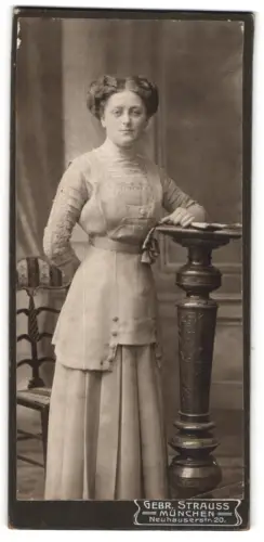 Fotografie Gebr. Strauss, München, Neuhauserstr. 20, Dame im eleganten Kleid