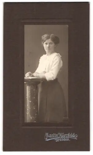 Fotografie Martin Herzfeld, Dresden, Prager Strasse 7, Porträt einer Frau in eleganter Pose