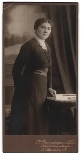 Fotografie R. Ronneberger & Sohn, Falkenstein, Frau in dunklem Kleid
