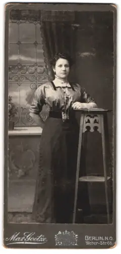 Fotografie Max Goetze, Berlin, Weber-Str. 66, Dame mit hohem Tisch
