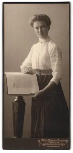 Fotografie W. Taubmann, Pirna a. E., Jackobäerstrasse, Frau mit Buch
