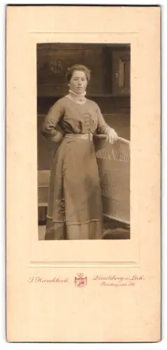 Fotografie J. Hirschbeck, Landsberg a. Lech, Brudergasse 216, Frau in elegantem Kleid
