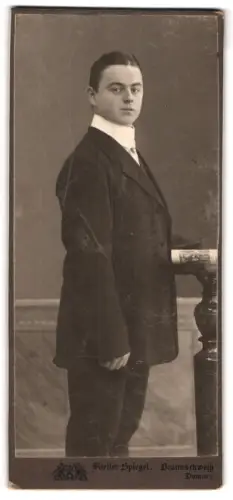 Fotografie Atelier Spiegel, Braunschweig, Damm 9, Eleganter junger Mann in Anzug