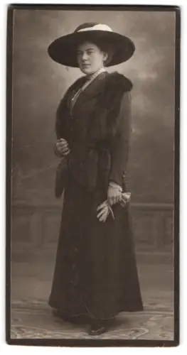 Fotografie Herm. Kotzsch, Dresden-Blasewitz, Striesenerstrasse 11, Dame in eleganter Kleidung