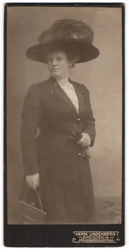 Fotografie Herm. Lindenberg, Dresden, Königsbrückerstr. 93, Dame mit Hut und Handtasche