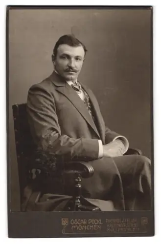 Fotografie Oscar Pöckl, München, Kaufingerstrasse 21, Porträt eines eleganten Herren