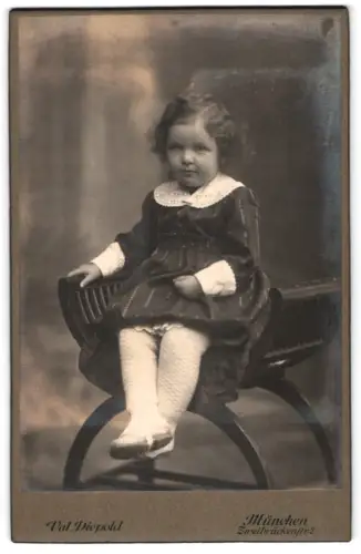 Fotografie Val. Diepold, München, Zweibrückenstrasse 2, Porträt eines kleinen Mädchens