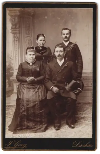 Fotografie Josef Gerg, Dachau, Porträt einer vierköpfigen Gruppe