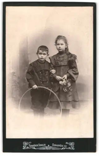 Fotografie Gebrüder Schulze, Osnabrück, Grosse Strasse 19, Zwei Kinder mit Reifen und Blumenstrauss