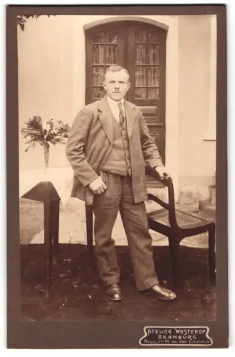 Fotografie Atelier Westerop, Bernburg, Neuestrasse 19, Porträt eines Herrn mit Stuhl