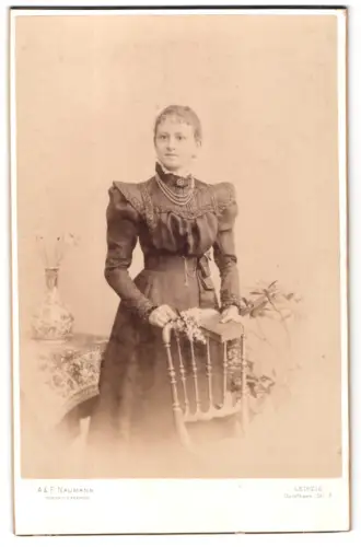 Fotografie A. & F. Naumann, Leipzig, Dorotheen-Str. 6, Porträt einer Dame mit Buch