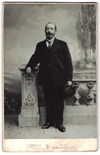 Fotografie L. Tegtmeyer, Bant, Neue Wilhelmshavenerstrasse 39, Eleganter Herr mit Hut
