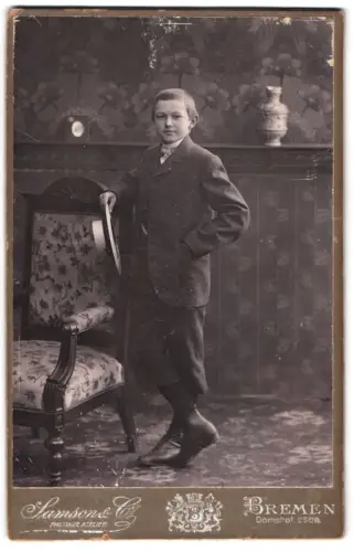 Fotografie Samson & Co., Bremen, Domshof 25/28, Junge mit Strohhut neben Stuhl