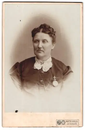 Fotografie Matth. Kruse, Altona-Ottensen, Papenstrasse 7, Porträt einer eleganten Dame