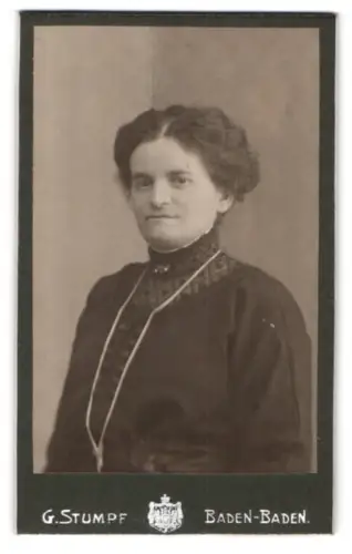Fotografie G. Stumpf, Baden-Baden, Lichtentalerstrasse 57, Porträt einer Frau