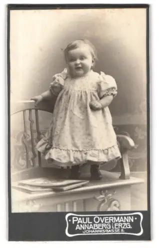 Fotografie Paul Overmann, Annaberg i. Erzgeb., Johannisgasse 5, Kleinkind auf Stuhl