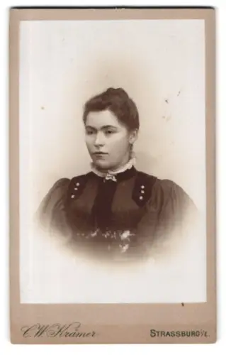 Fotografie C. W. Krämer, Strassburg i. E., Alter Fischmarkt 5, Porträt einer jungen Frau