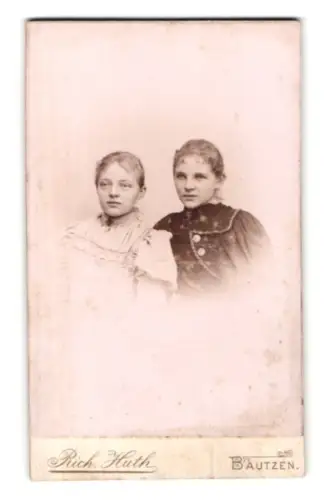 Fotografie Rich. Huth, Bautzen, Gickelsberg & Schülergasse, Zwei junge Mädchen im Porträt