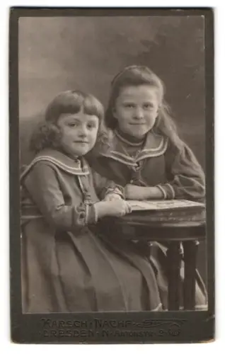 Fotografie Karsch Nachf., Dresden, Antonstrasse 2, Porträt zweier Mädchen