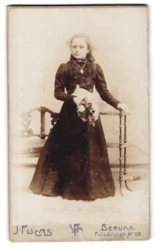 Fotografie J. Fuchs, Berlin, Friedrichstr. 108, Porträt einer jungen Frau mit Blumenstrauss