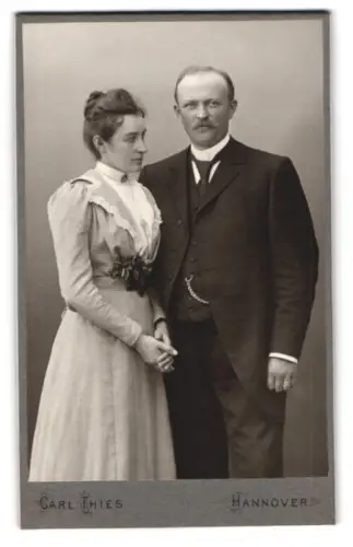 Fotografie Carl Thies, Hannover, Höltystrasse 13, Paar in zeitgenössischer Kleidung