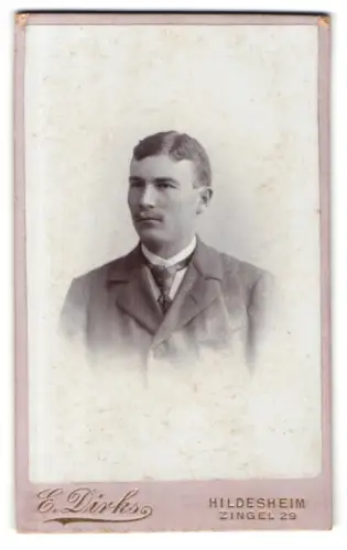 Fotografie E. Dirks, Hildesheim, Zingel 29, Porträt eines jungen Mannes
