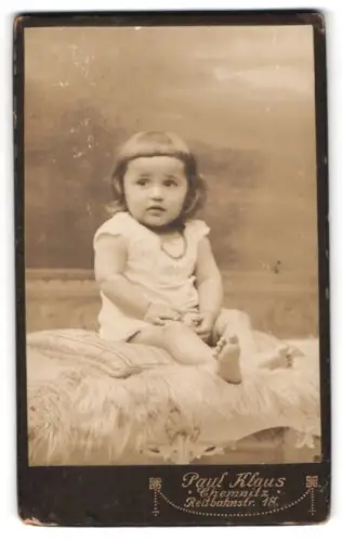 Fotografie Paul Klaus, Chemnitz, Reitbahnstr. 18, Kleinkind auf einem Kissen sitzend