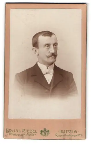 Fotografie Bruno Riedel, Leipzig, Rosenthalgasse 9, Porträt eines Mannes mit Schnurrbart