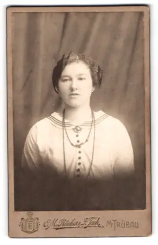 Fotografie G. M. Rücker & F. Tack, Mährisch-Trübau, Olmützer Strasse 6, Frau mit Kette