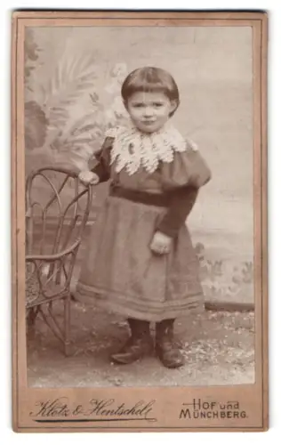 Fotografie Klotz & Hentschel, Hof, in der Allee, Mädchen in Spitzenkragenkleid