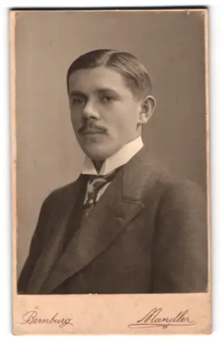 Fotografie R. Mandler, Bernburg, Karlsplatz 31, Porträt eines eleganten Herrn