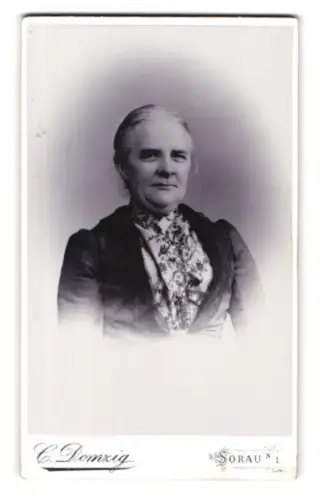 Fotografie C. Domzig, Sorau, Bahnhofstrasse 25, Porträt einer älteren Dame