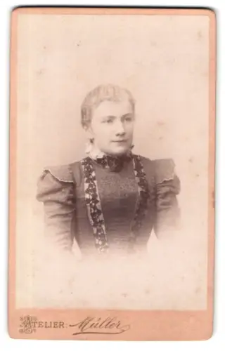 Fotografie Moritz Müller, Rochlitz, Obere Gärtnerstrasse, Porträt einer Frau im eleganten Kleid