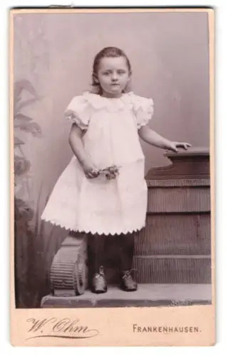 Fotografie W. Ohm, Frankenhausen, Schützenpromenade, Porträt eines Kindes mit Blumen