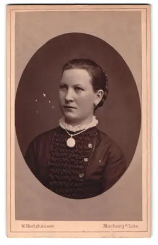 Fotografie W. Hertzhäuser, Marburg a. Lahn, Porträt einer Frau