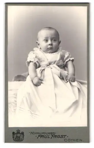 Fotografie Paul Frost, Cöthen, Neustadt 22, Porträt eines Kleinkindes