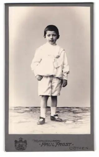 Fotografie Paul Frost, Cöthen, Neustadt 22, Porträt eines Jungen in eleganter Kleidung