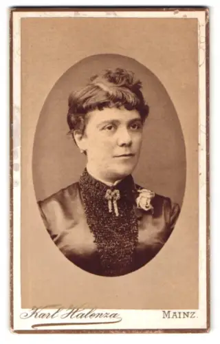 Fotografie Karl Halenza, Mainz, Rheinstrasse 47, Porträt einer Dame