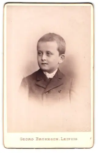 Fotografie Georg Brokesch, Leipzig, Zeitzerstrasse 2, Porträt eines Jungen