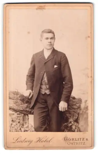 Fotografie Ludwig Habel, Görlitz, Breitestrasse 16, Junger Mann in Anzug