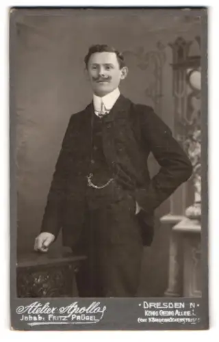 Fotografie Fritz Prügel, Dresden, König Georg Allee 1, Eleganter Herr im Anzug