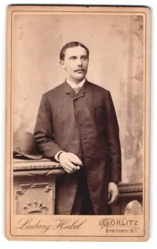 Fotografie Ludwig Habel, Görlitz, Breitestrasse 16, Eleganter Herr mit Schnurrbart