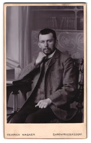 Fotografie Heinrich Wagner, Ehrenfriedersdorf, Chemnitzer Strasse, Porträt eines nachdenklichen Mannes