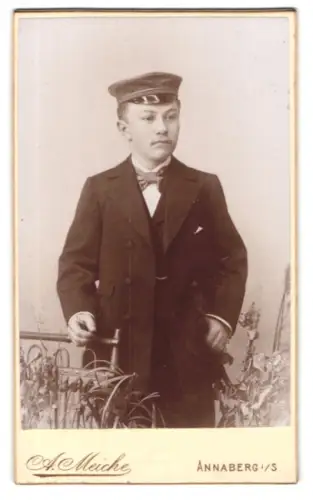 Fotografie A. Meiche, Annaberg i. S., Zickzackpromenade, Junger Mann mit Schirmmütze