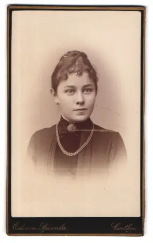 Fotografie Ed. von Spoenla, Coethen, Leopoldstrasse 9, Porträt einer jungen Frau