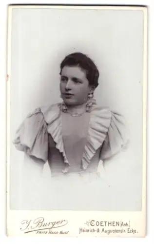 Fotografie J. Burger, Coethen /Anh., Heinrichstrasse, Porträt einer eleganten Dame