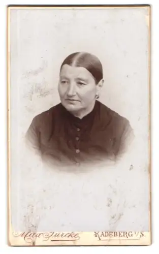 Fotografie Max Türcke, Radeberg i. S., Langestrasse 1, Porträt einer älteren Frau